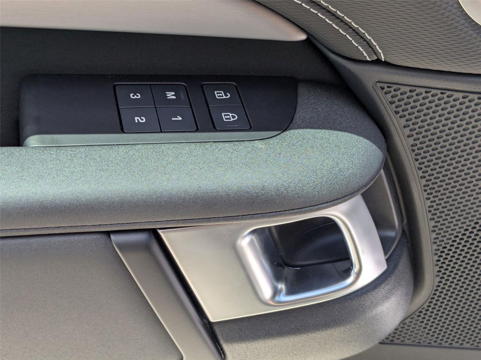 2025 Land Rover Discovery SE photo 12