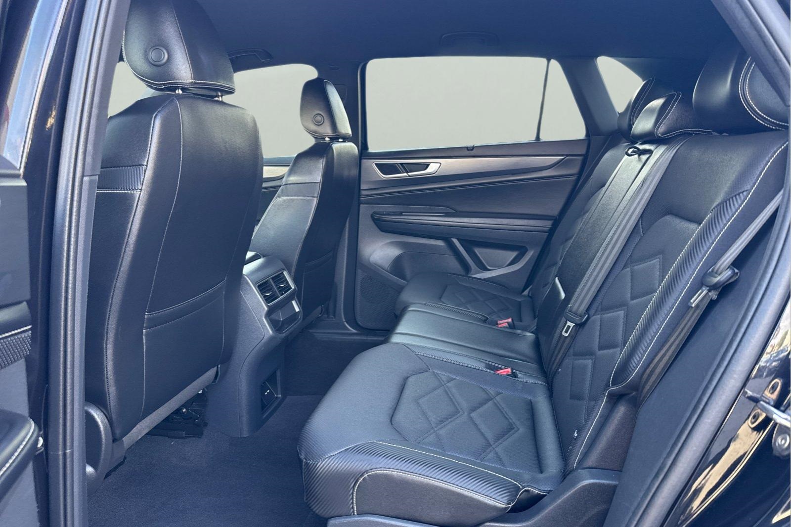 2024 Volkswagen Atlas Cross Sport SE Technology photo 2