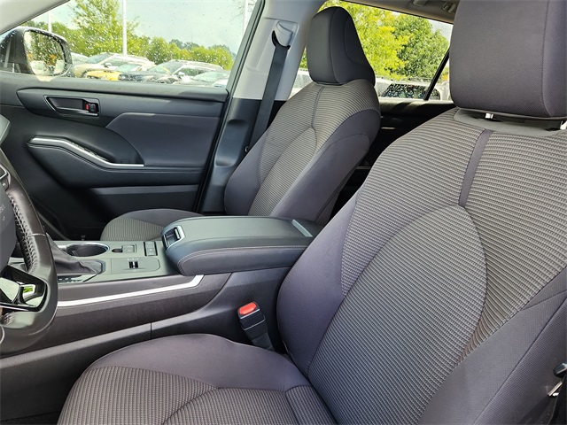 2021 Toyota Highlander LE photo 12