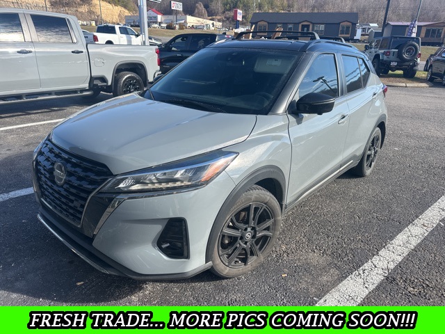 2021 Nissan Kicks SR's photo