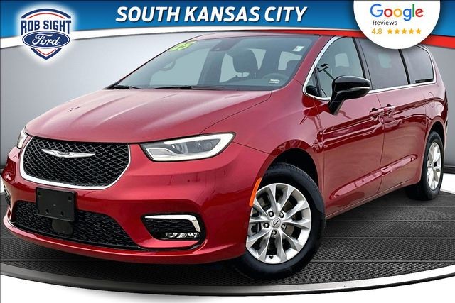 2025 Chrysler Pacifica Select's photo