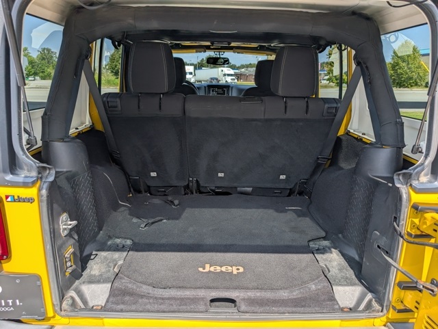 2015 Jeep Wrangler Unlimited Sahara photo 25