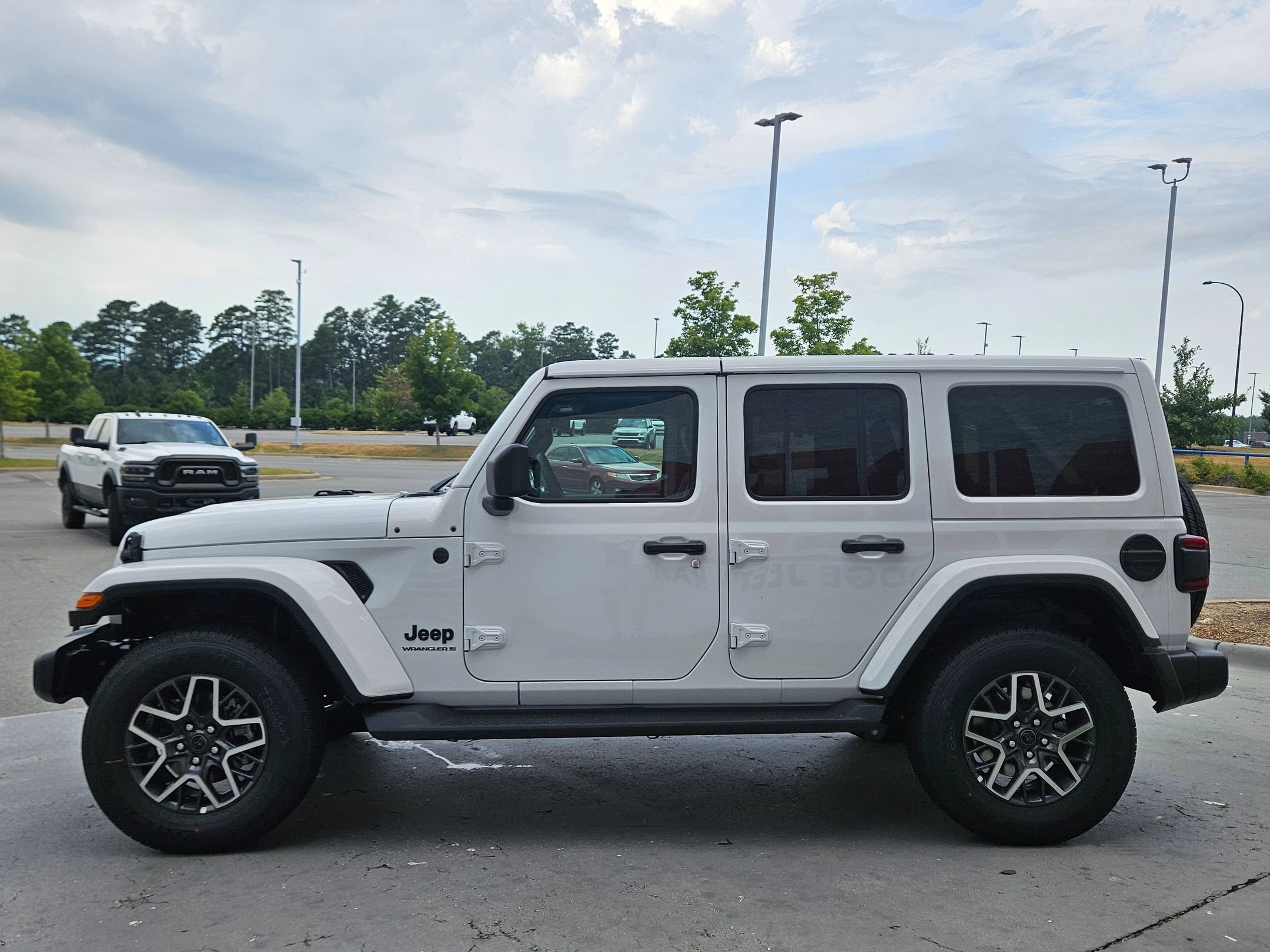 2025 Jeep Wrangler Sahara photo 4
