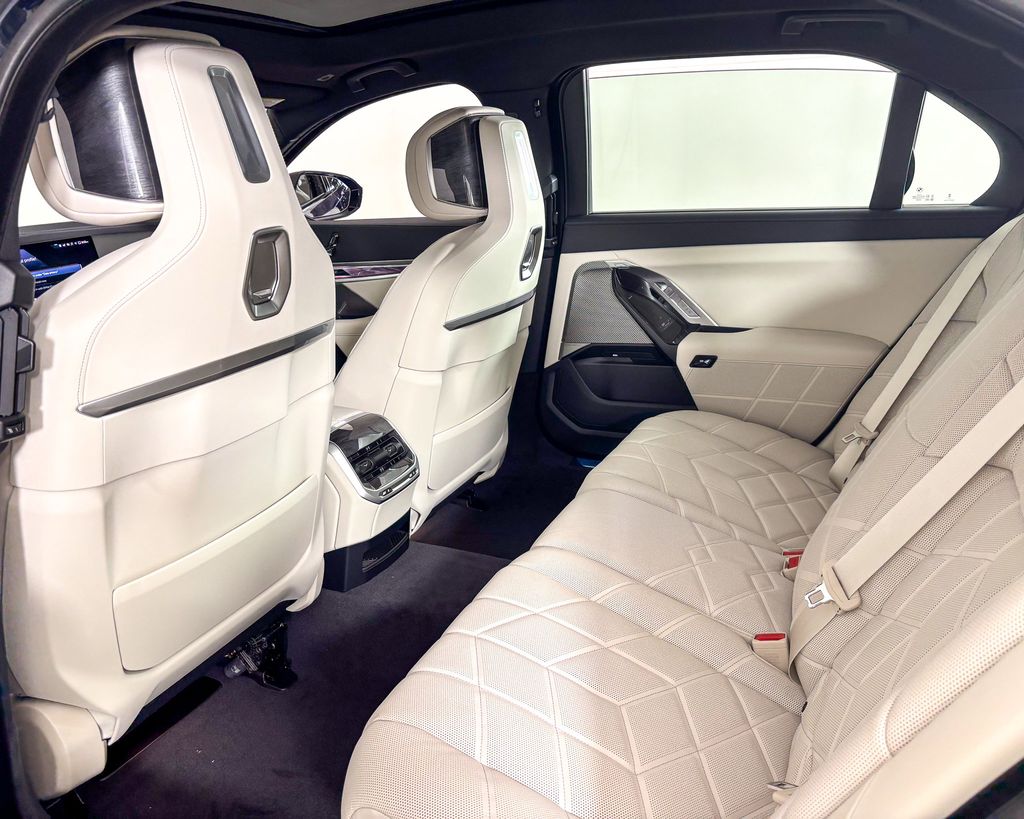 2025 Bmw 750e 750e xDrive photo 24