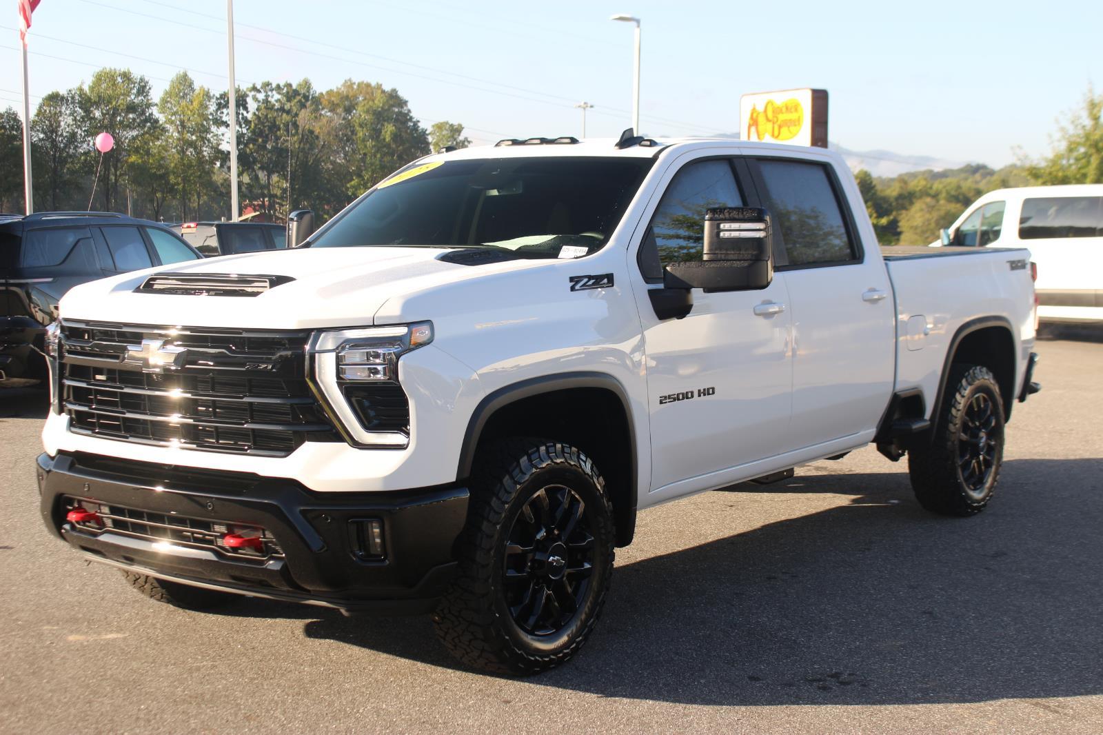 2025 Chevrolet Silverado 2500HD LT photo 3