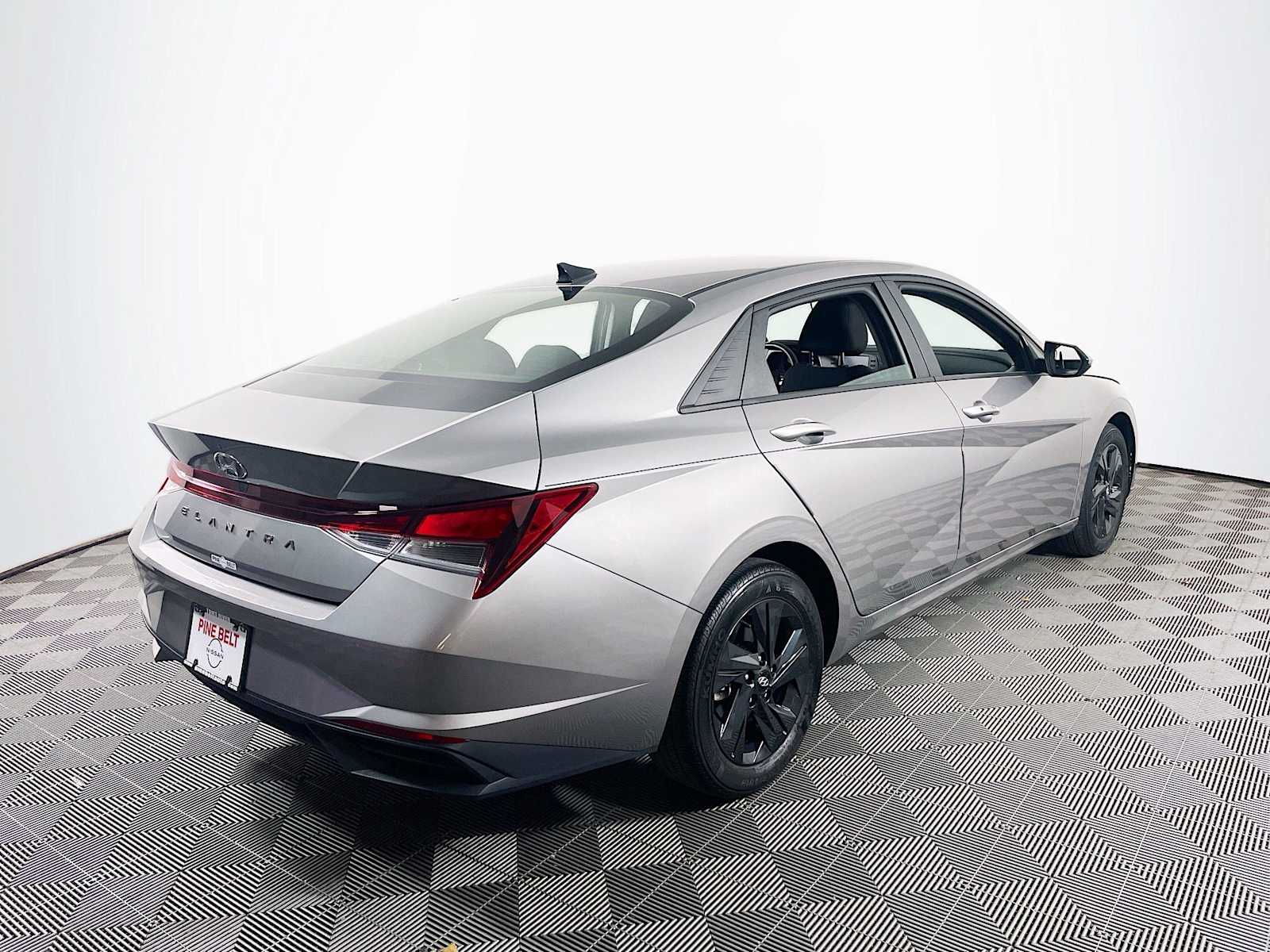 2023 Hyundai Elantra SEL photo 4