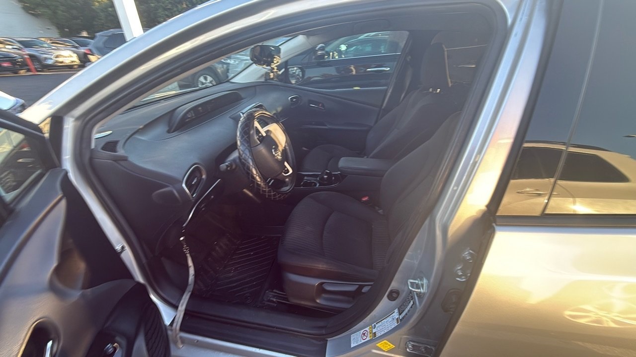 2017 Toyota Prius Prime Plus photo 3