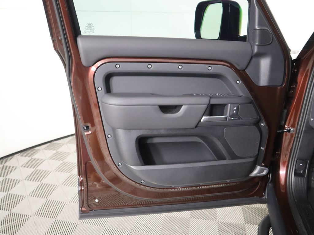 2025 Land Rover Defender 130 S photo 21