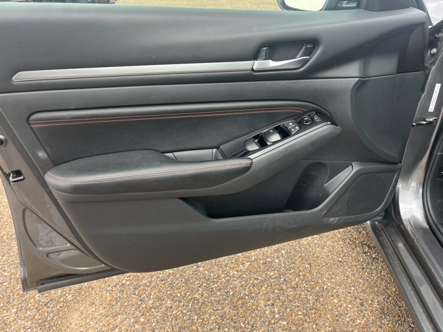 2023 Nissan Altima 2.5 SR photo 11