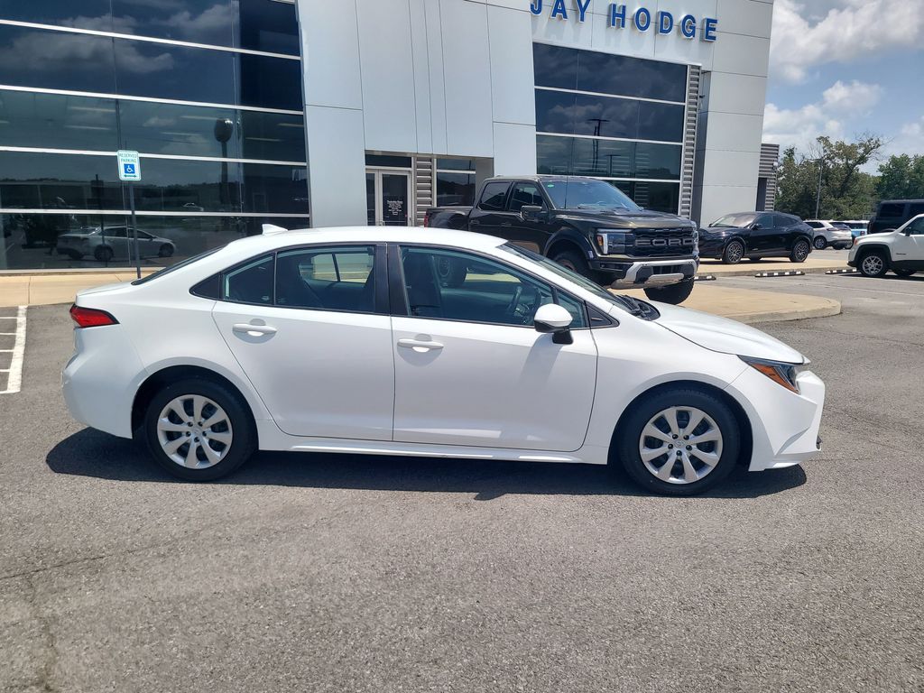 2023 Toyota Corolla LE photo 2