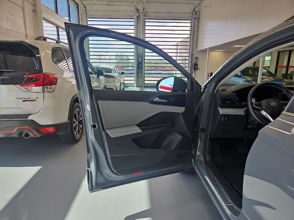 2022 Volkswagen Taos SE photo 12