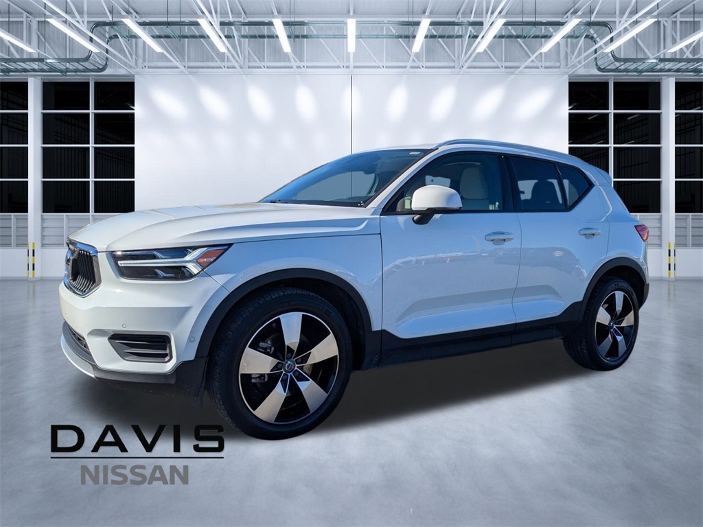 2019 Volvo XC40 Momentum's photo