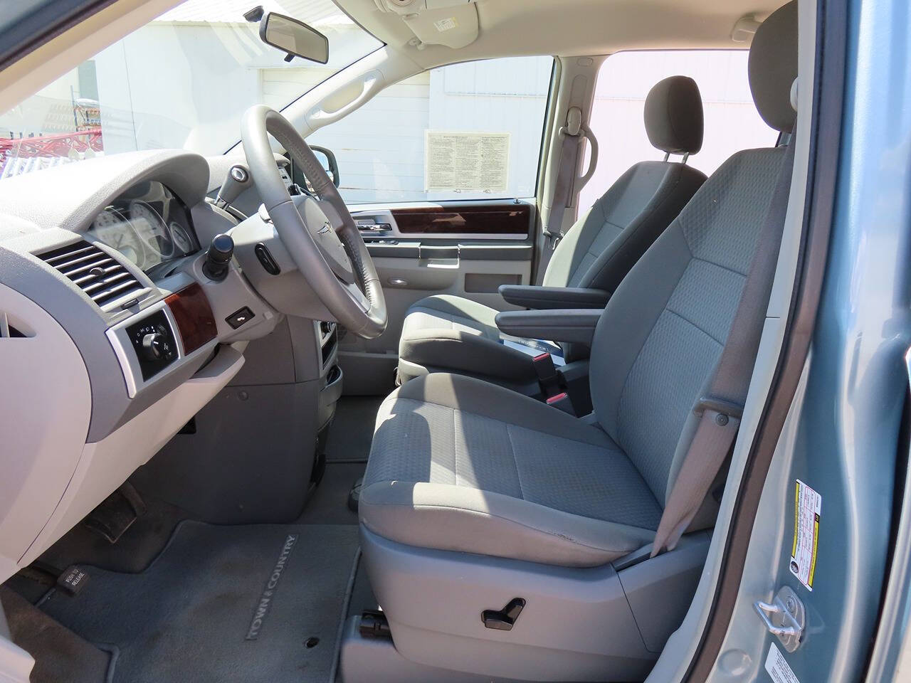 2009 Chrysler Town & Country Touring photo 12