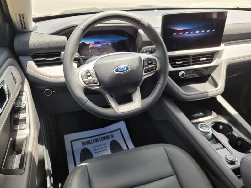2025 Ford Explorer photo 4