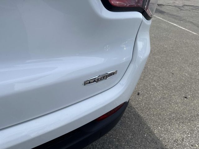 2024 Jeep Compass Latitude photo 3