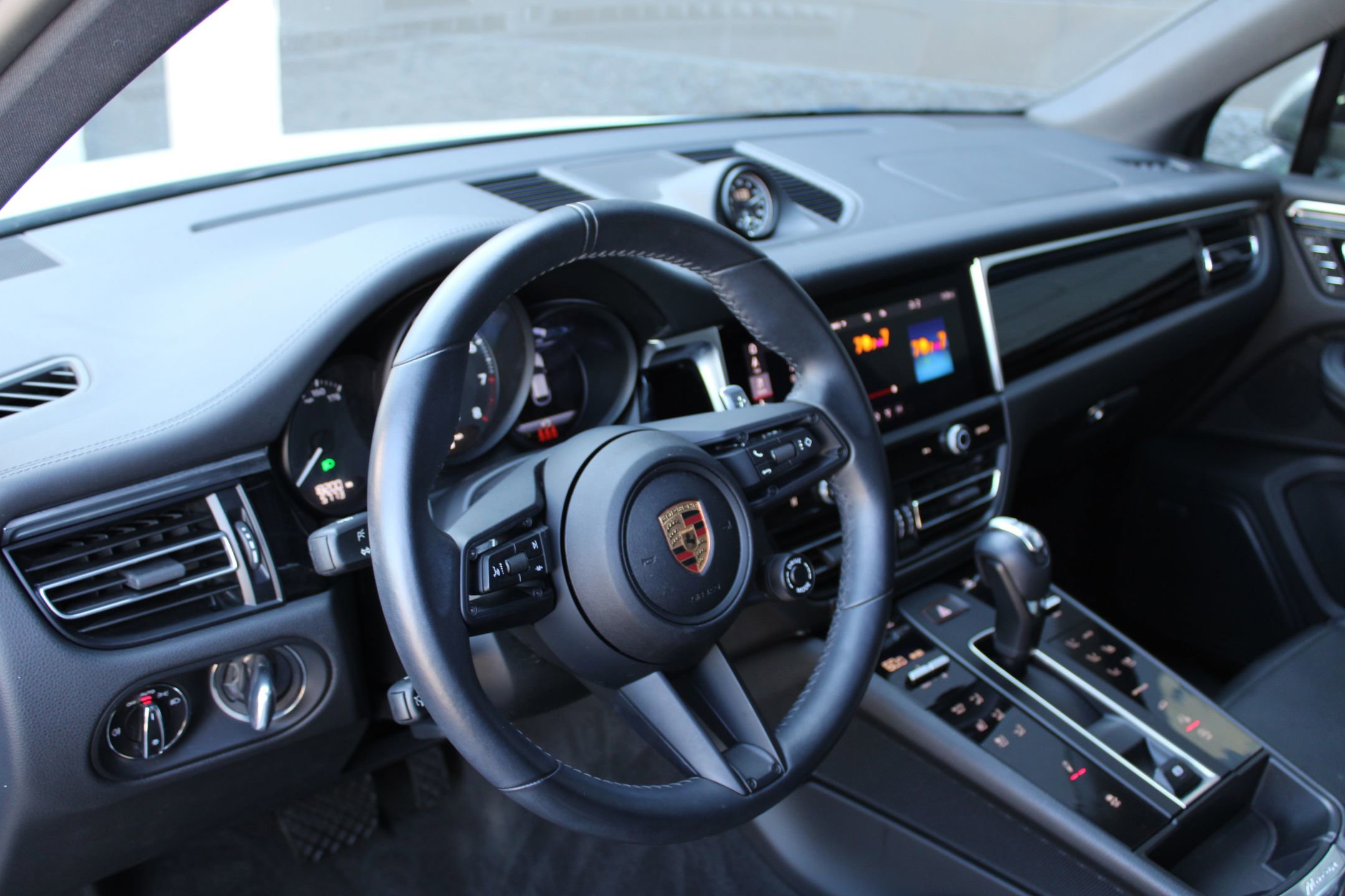 2023 Porsche Macan T photo 4