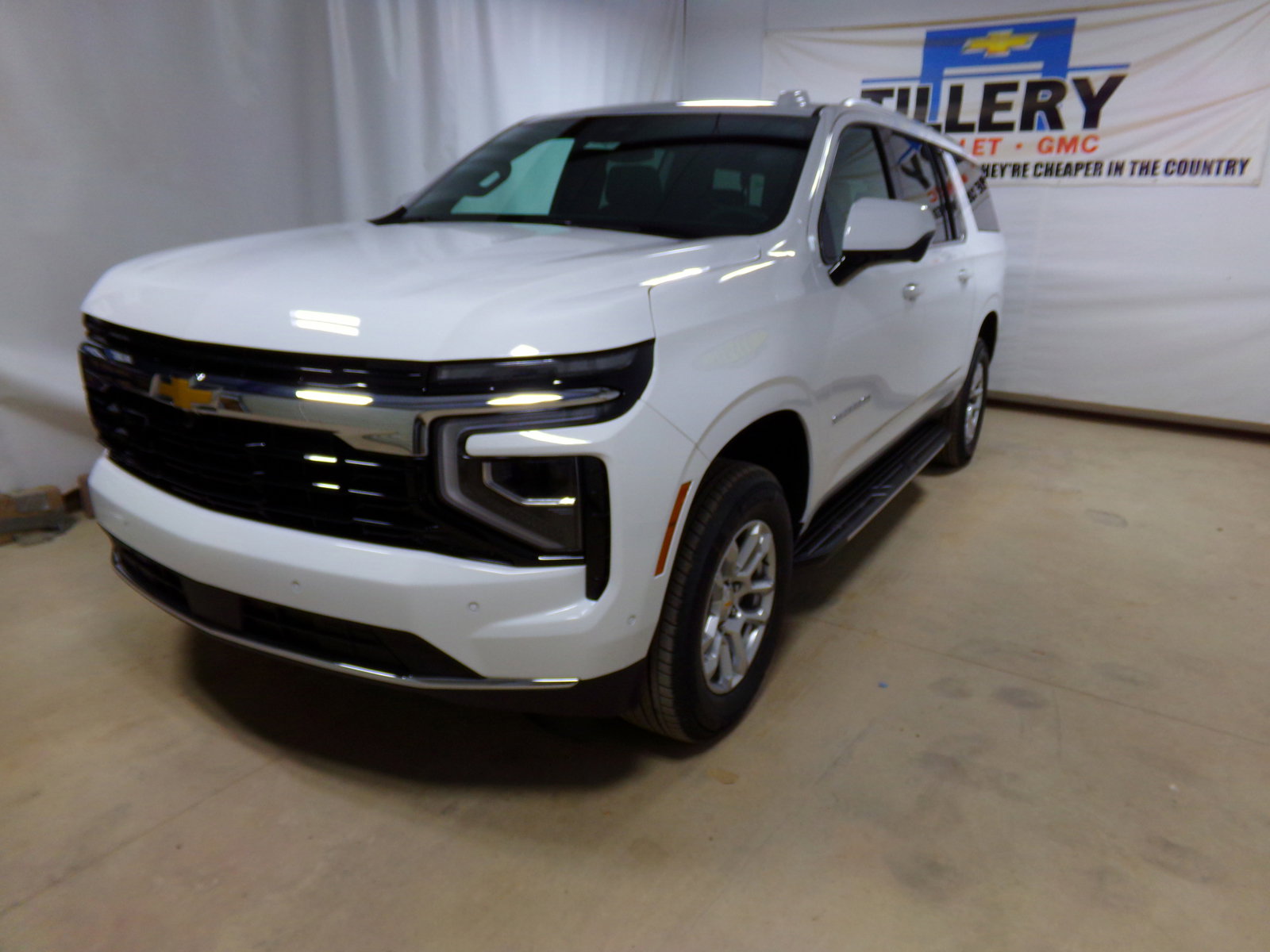 2025 Chevrolet Suburban LS photo 2