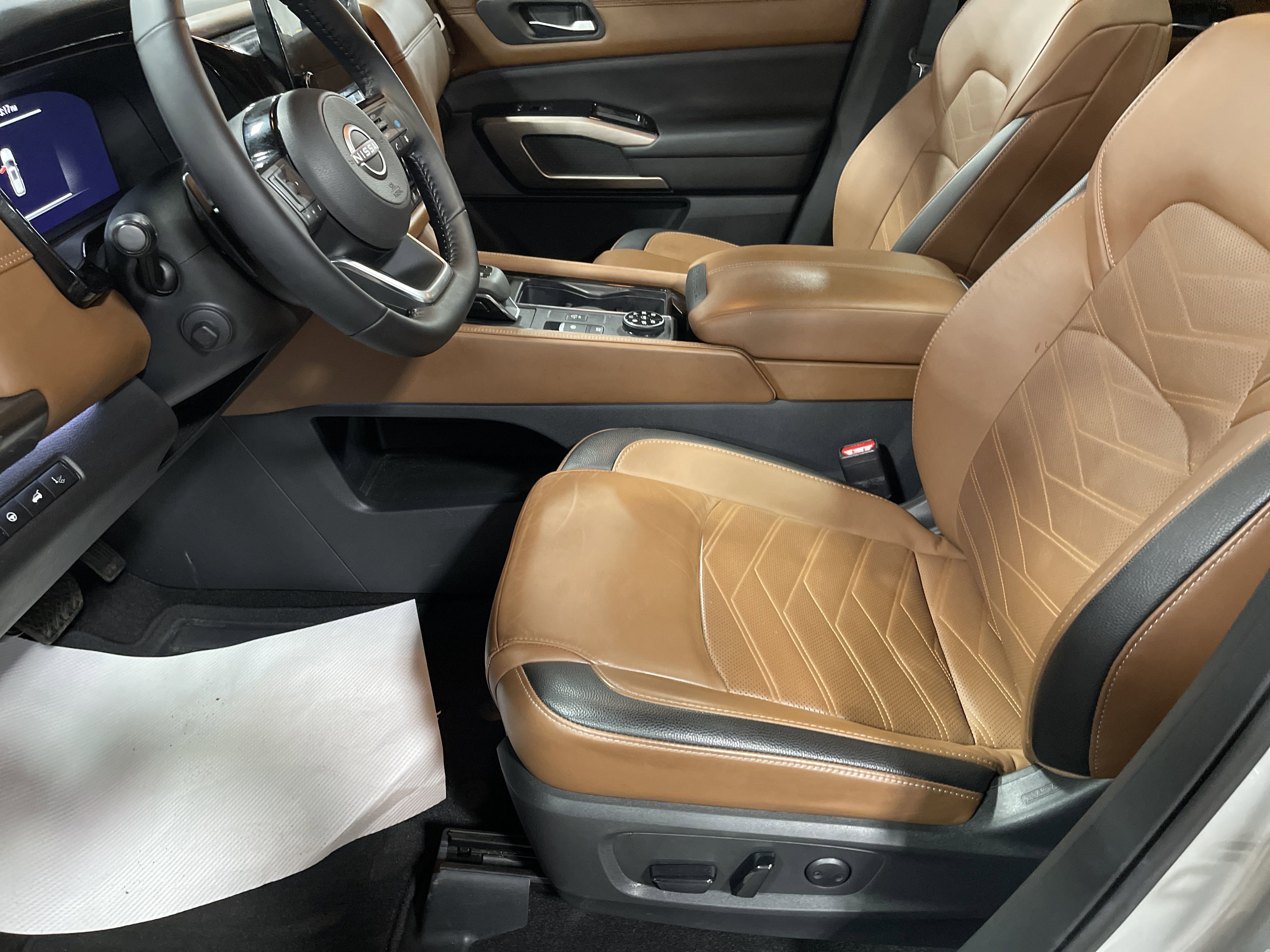 2023 Nissan Pathfinder Platinum photo 3