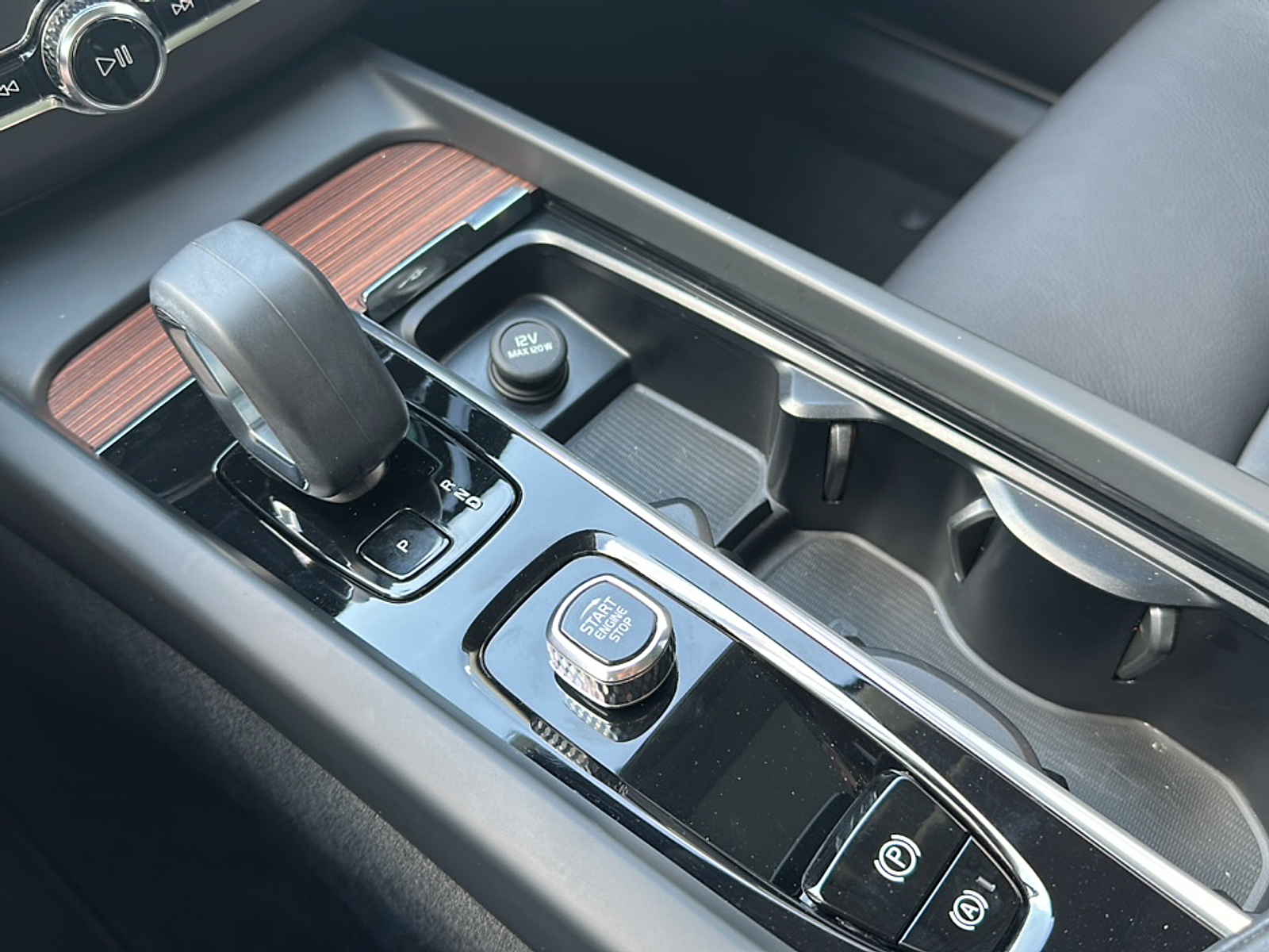 2023 Volvo XC60 B5 Plus photo 13