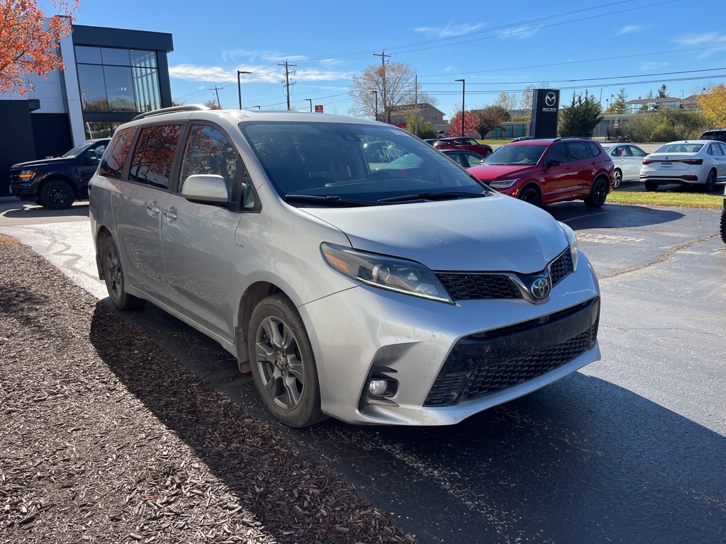 2020 Toyota Sienna SE photo 4
