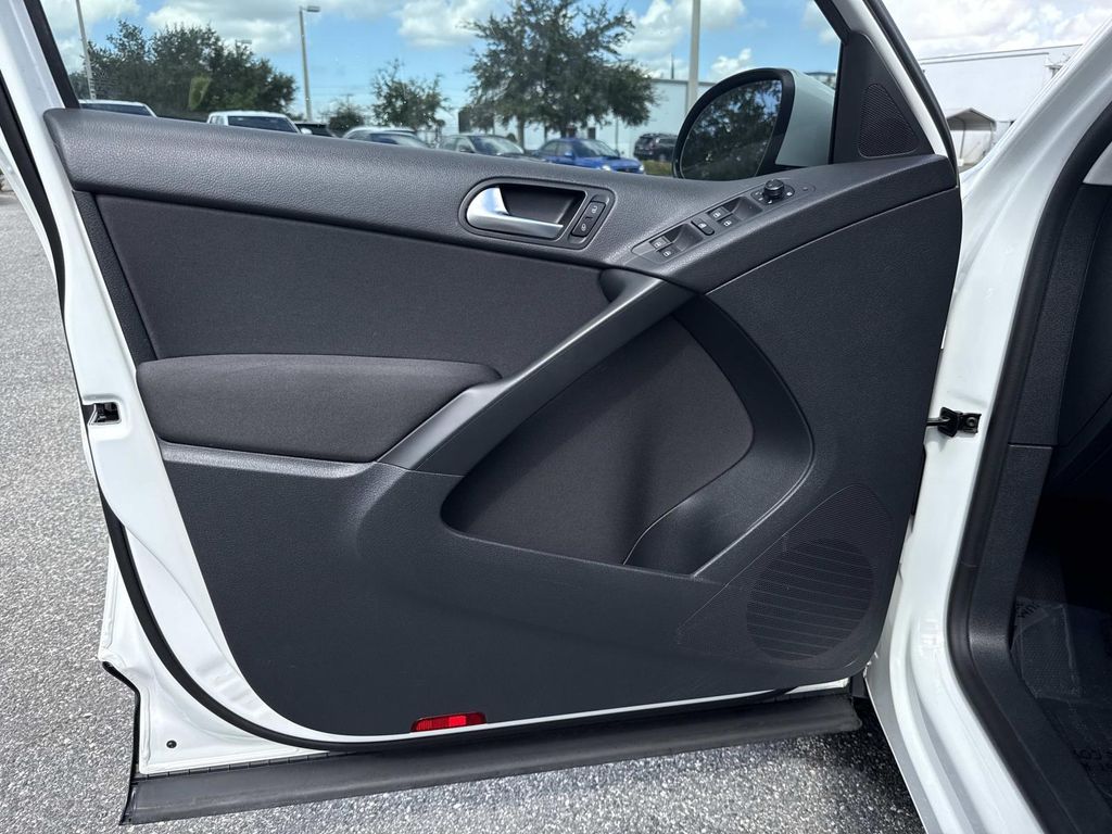 2017 Volkswagen Tiguan S photo 16