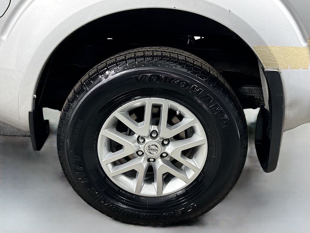 2016 Nissan Frontier SV Crew Cab photo 21