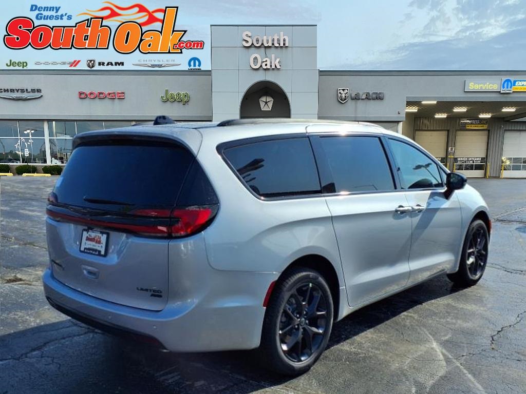 2026 Chrysler Pacifica Limited photo 3