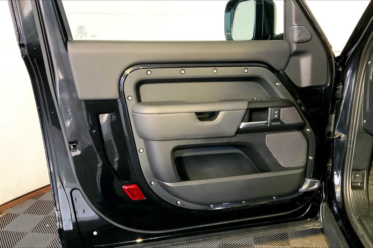 2023 Land Rover Defender V8 photo 25