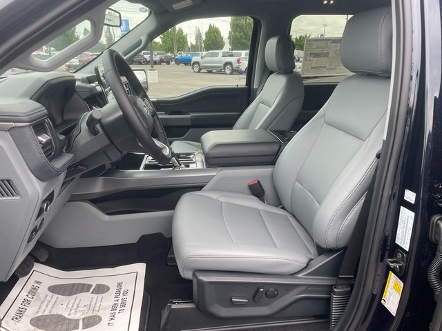 2025 Ford F-150 Lightning Lariat photo 2