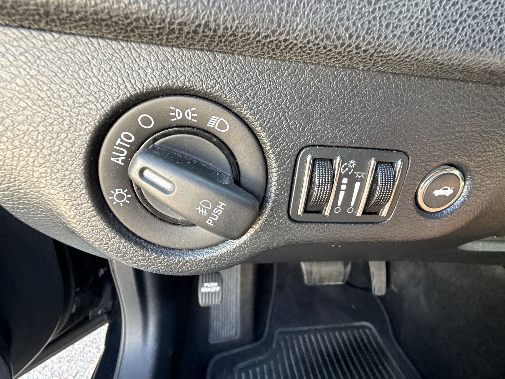 2014 Chrysler 300 photo 9