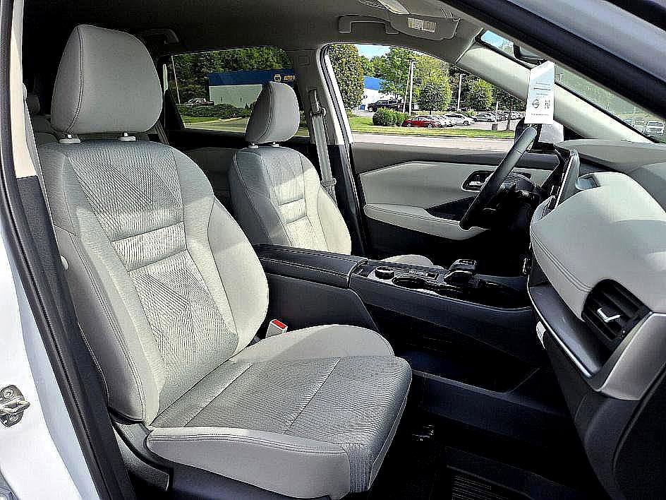 2025 Nissan Rogue SV photo 12
