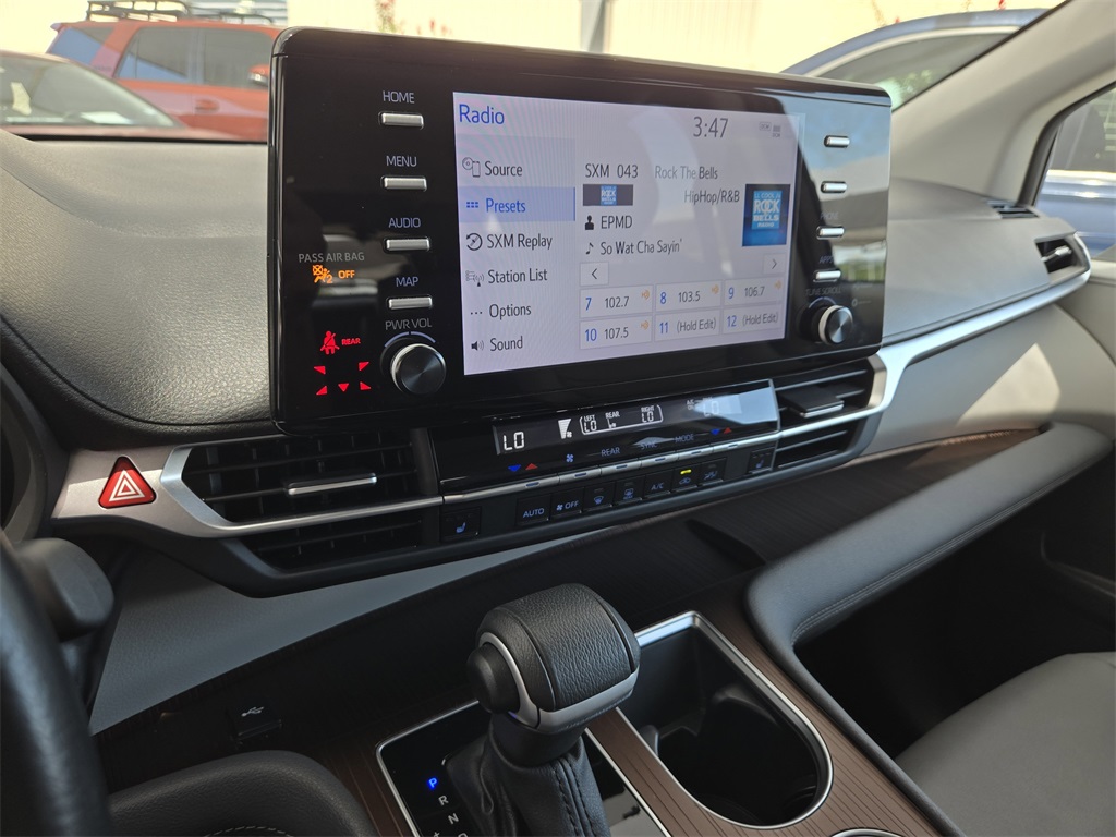 2024 Toyota Sienna XLE photo 14