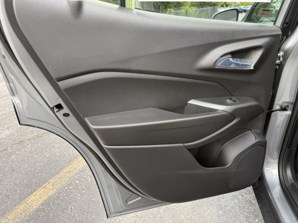 2025 Chevrolet Trax LT photo 7