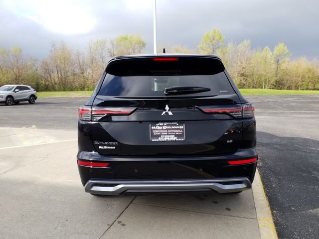 2025 Mitsubishi Outlander SE photo 3