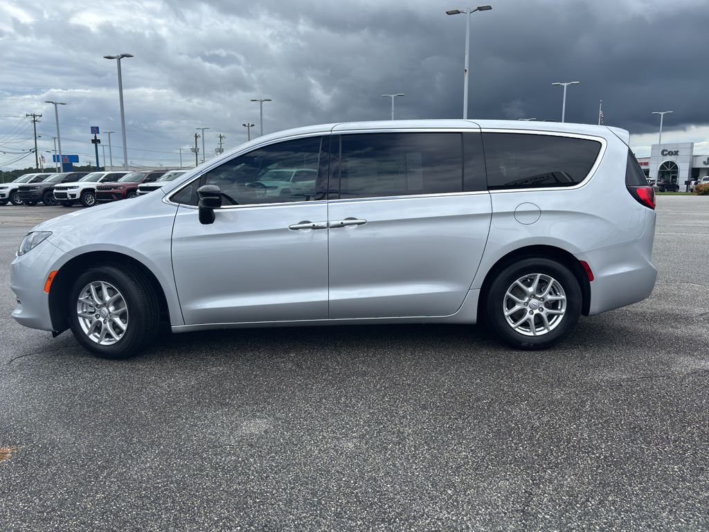 2026 Chrysler Voyager LX photo 4
