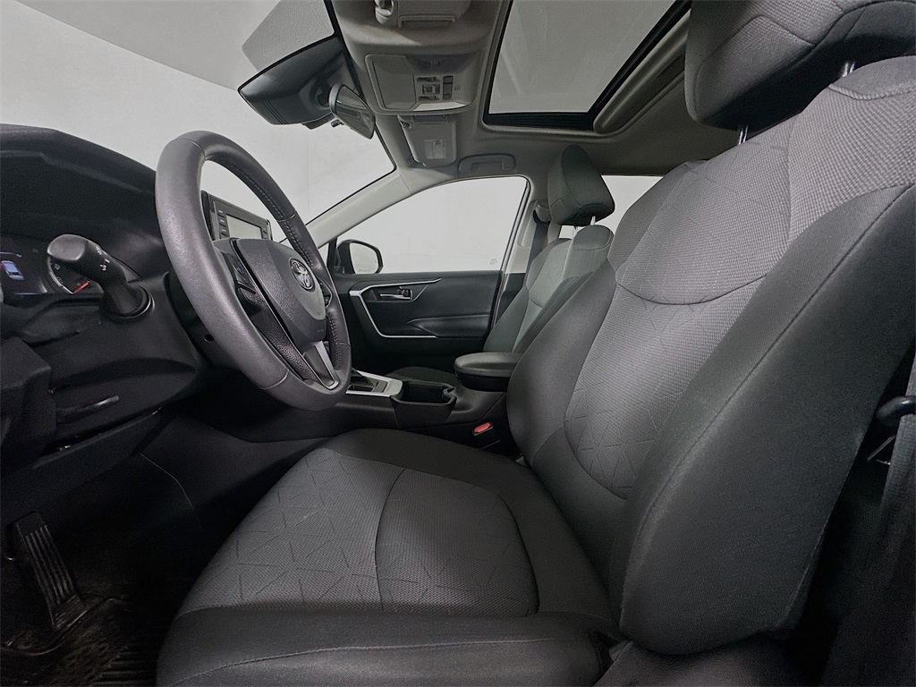 2022 Toyota RAV4 XLE photo 7