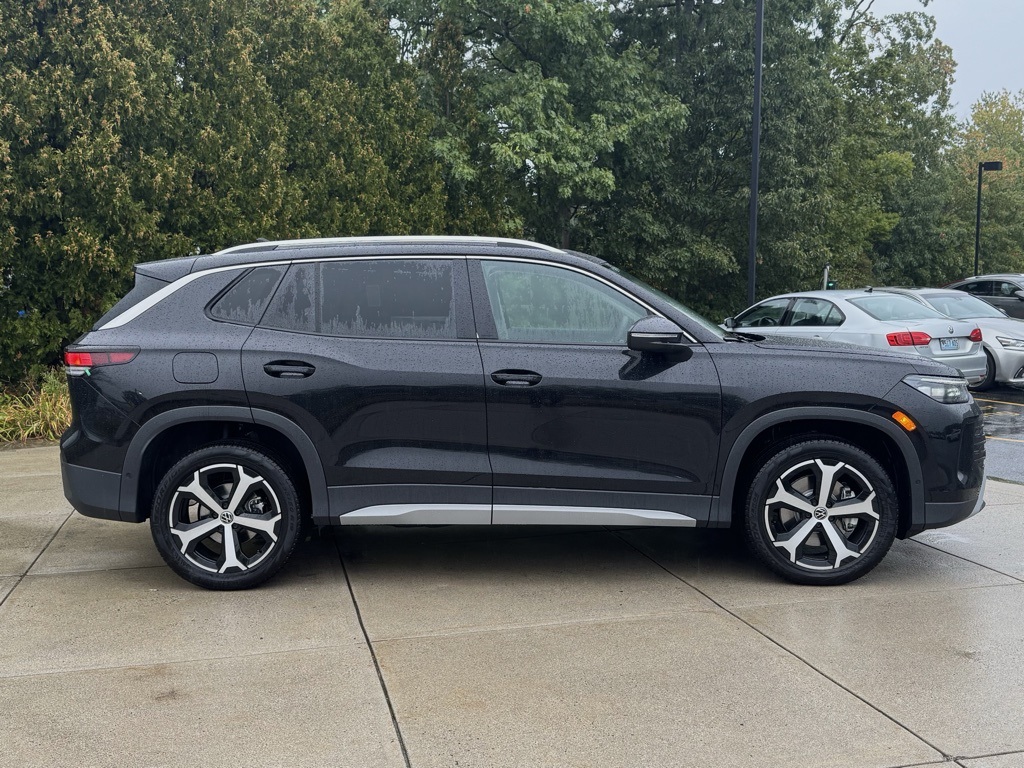 2025 Volkswagen Tiguan SE photo 3