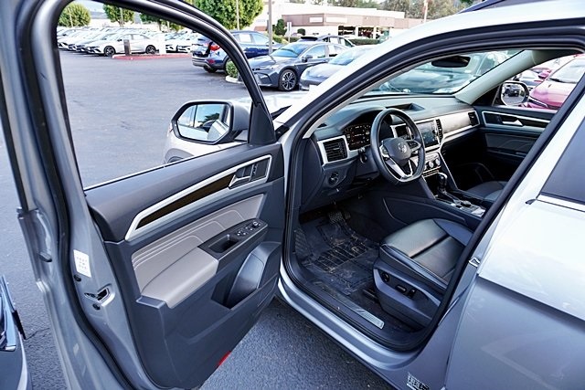 Used 2022 Silver Volkswagen 3.6L V6 SE w/Technology image 35