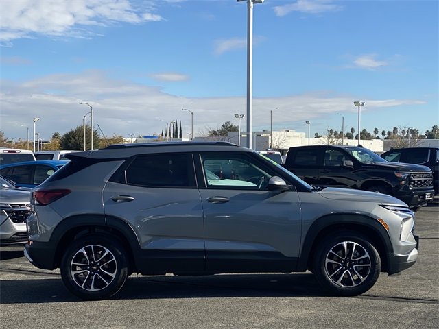 2025 Chevrolet Trailblazer LT photo 3