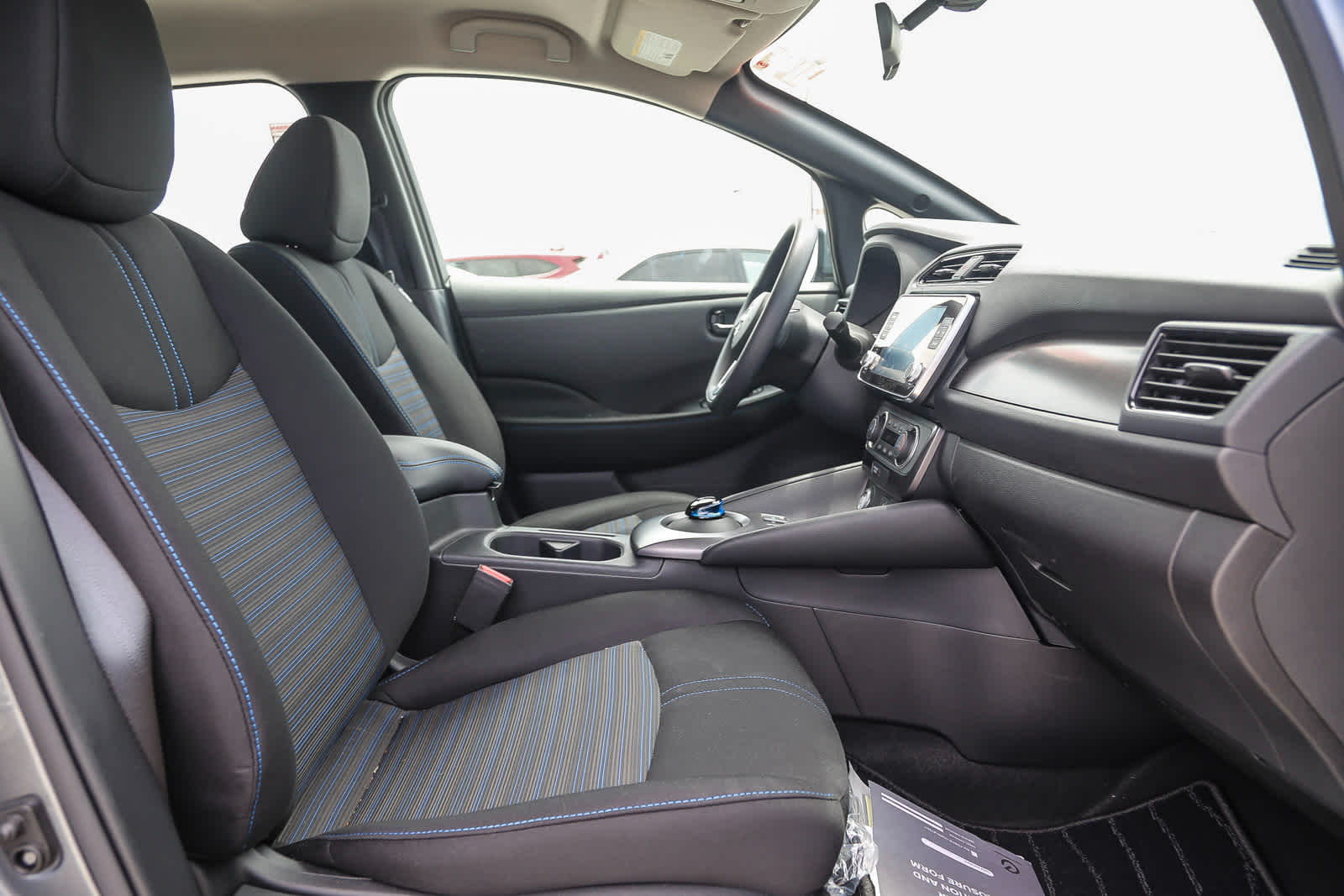 2025 Nissan Leaf S photo 17