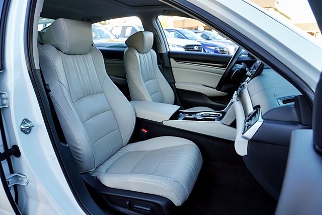 Used 2018  Honda Touring image 12