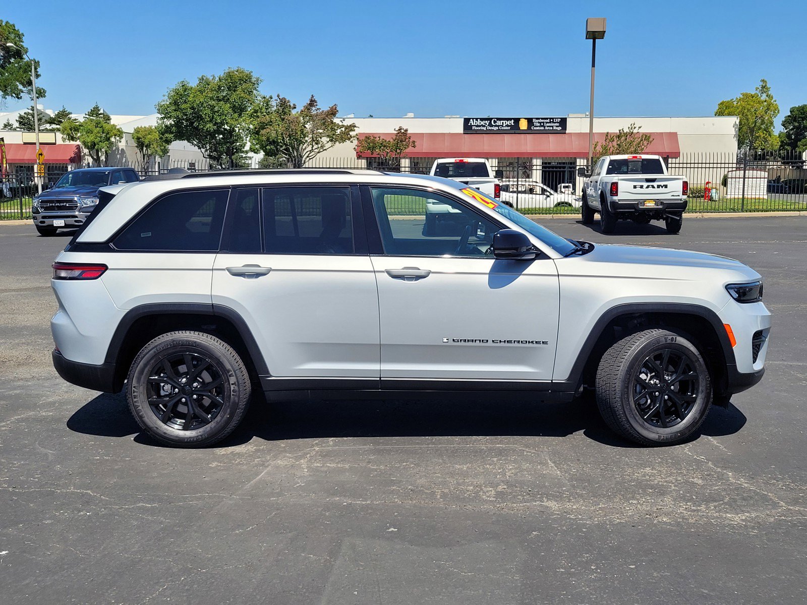 2024 Jeep Grand Cherokee Altitude photo 3