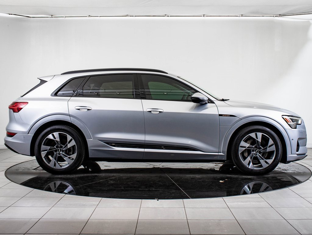 2022 Audi e-tron Premium photo 2