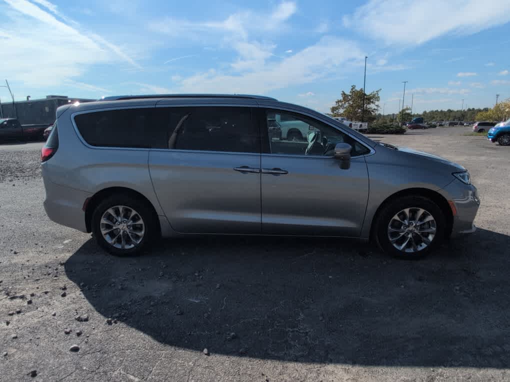 2021 Chrysler Pacifica Touring L photo 4
