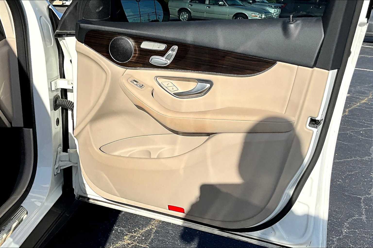 2022 Mercedes Benz GLC 300 photo 21