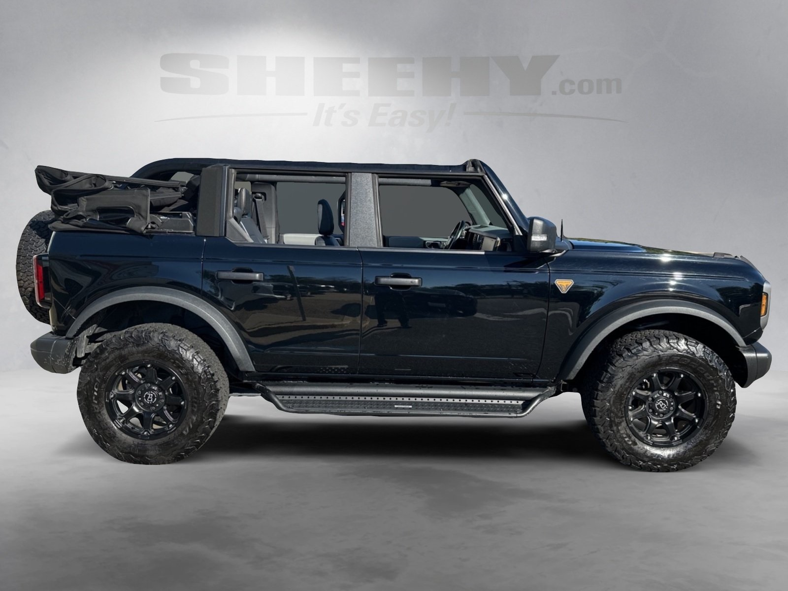 2023 Ford Bronco Badlands photo 2