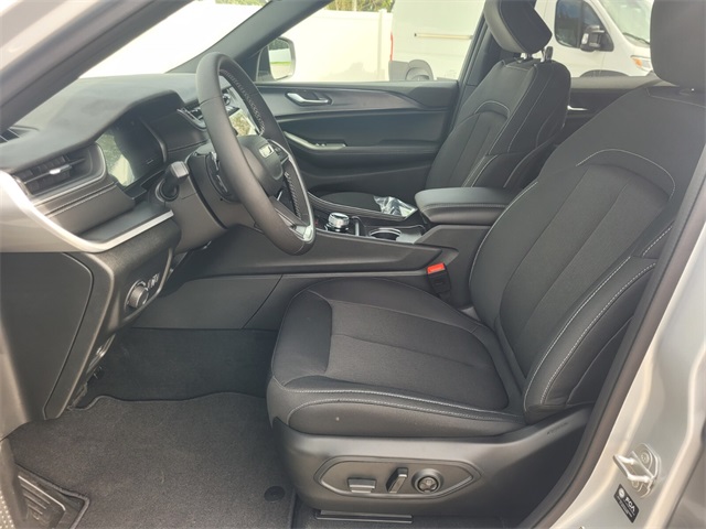 2025 Jeep Grand Cherokee Laredo photo 3