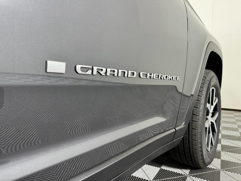 2025 Jeep Grand Cherokee Limited photo 3