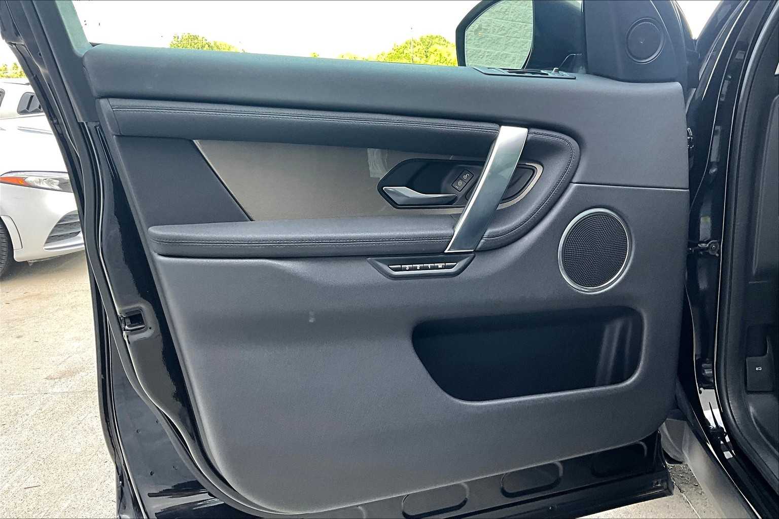 2020 Land Rover Discovery Sport SE photo 17