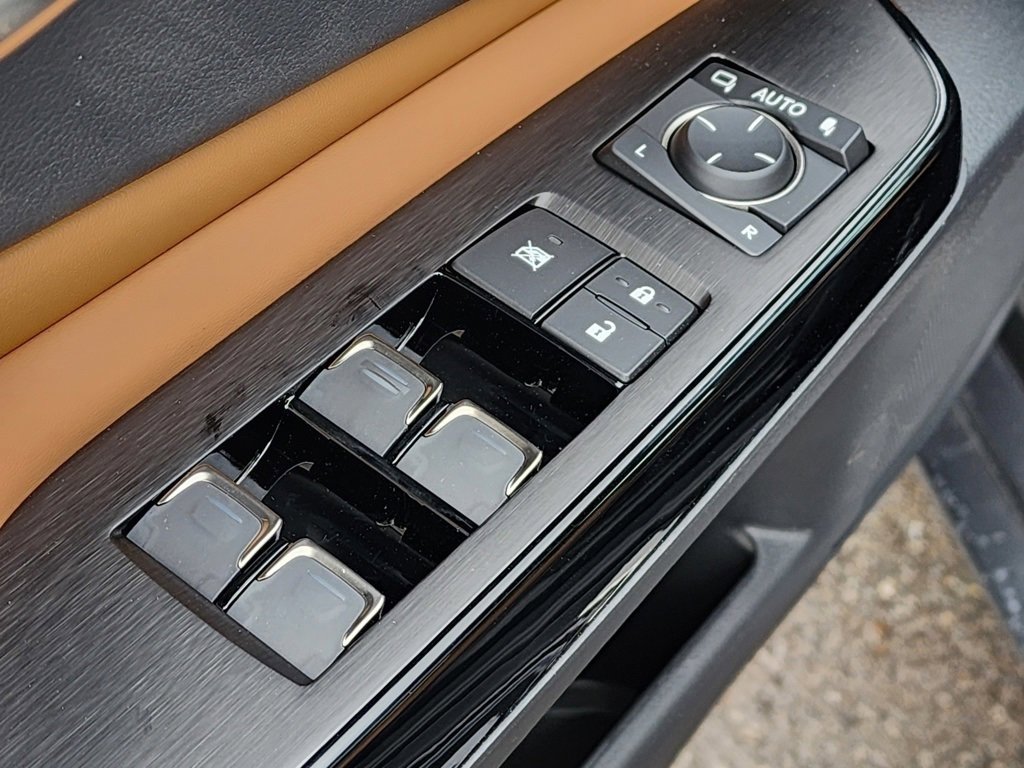 2025 Lexus ES 300h photo 23